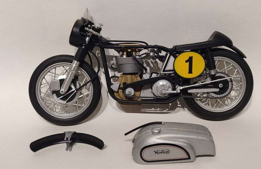 **Pre-loved** 1/9 Italeri Norton Manx 500cc 1951 #1 (BUILT MODEL KIT)
