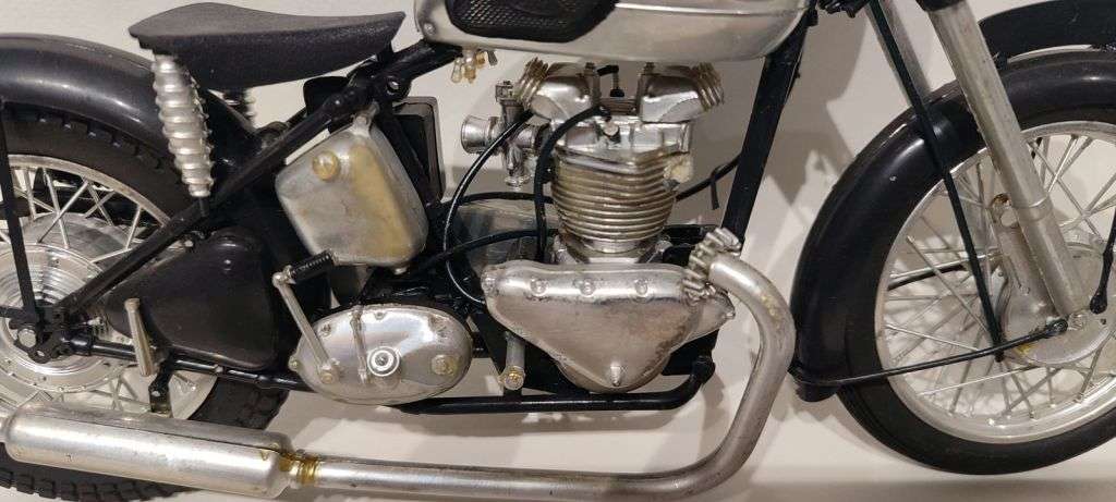 **Restoration or Diorama Use** 1/8 Revell Triumph Tiger 100 (BUILT MODEL KIT)