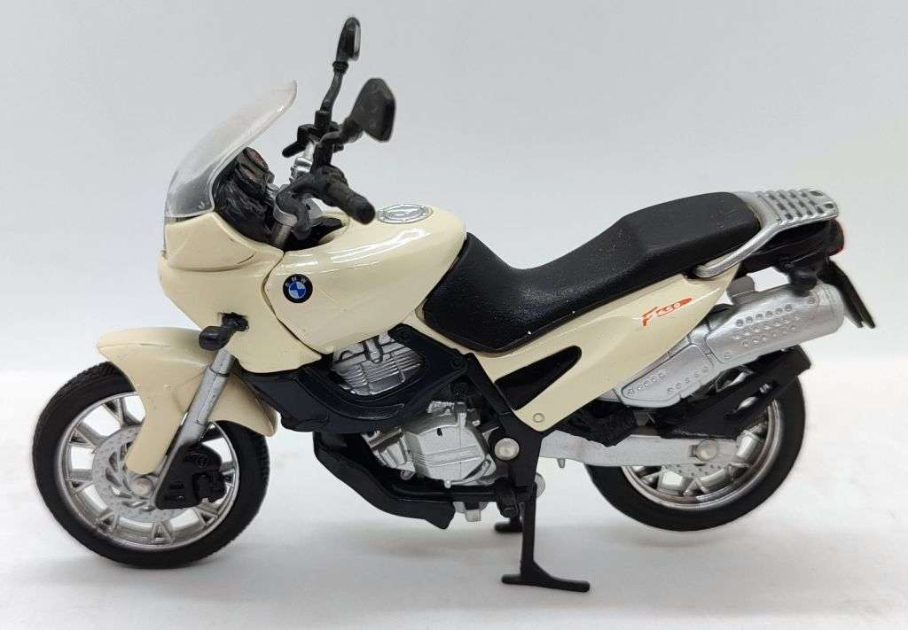 **Pre-Loved/No Baseplate/No Box** 1/18 Motorcycle Model Lot - various loose Maisto/MotorMax/Welly