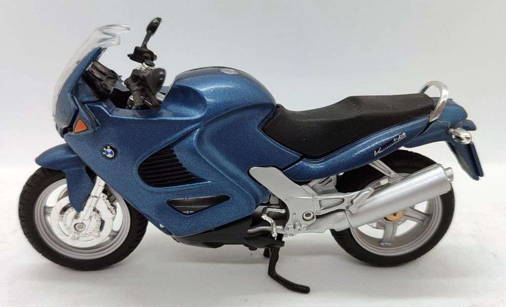 **Pre-Loved/No Baseplate/No Box** 1/18 Motorcycle Model Lot - various loose Maisto/MotorMax/Welly