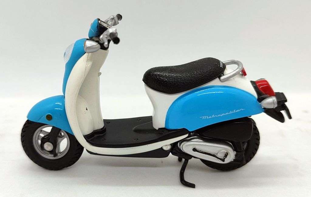 **Pre-Loved/No Baseplate/No Box** 1/18 Motorcycle Model Lot - various loose Maisto/MotorMax/Welly