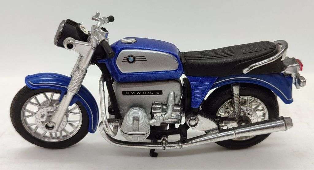 **Pre-Loved/No Baseplate/No Box** 1/18 Motorcycle Model Lot - various loose Maisto/MotorMax/Welly