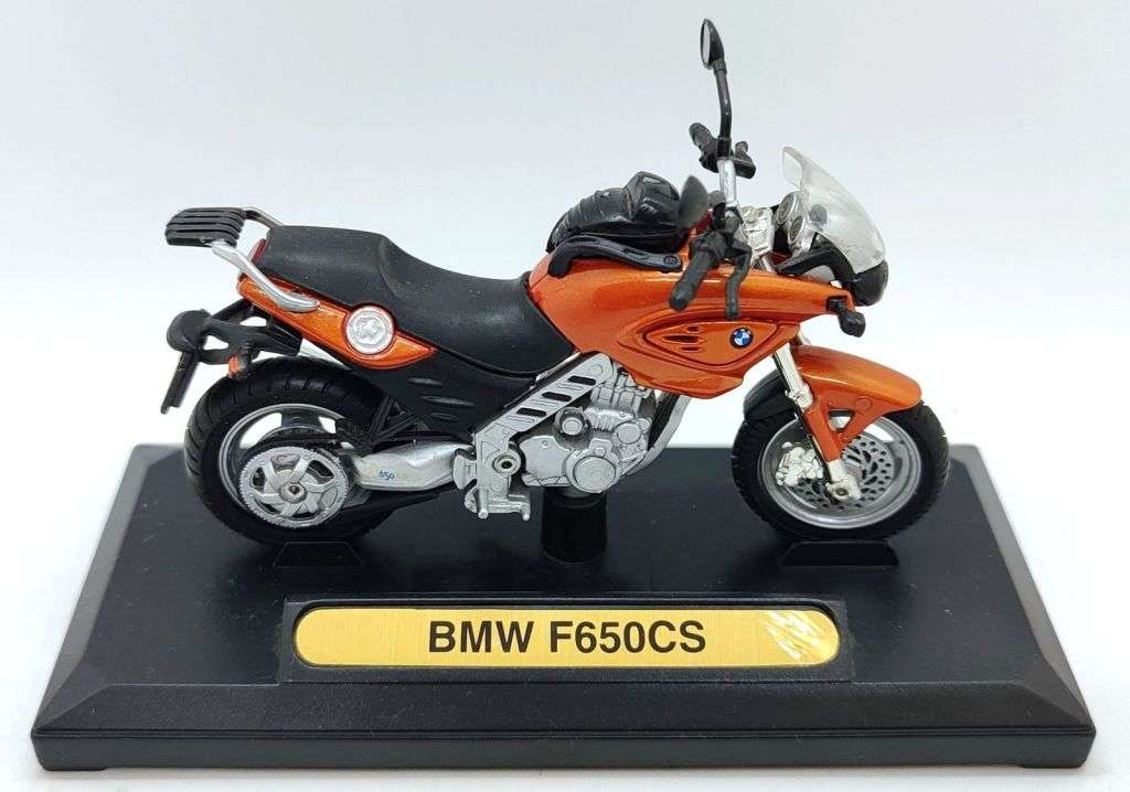 **Pre-Loved/With Baseplates/No Boxes** 1/18 MotorMax Motorcycle Scale Model Lot