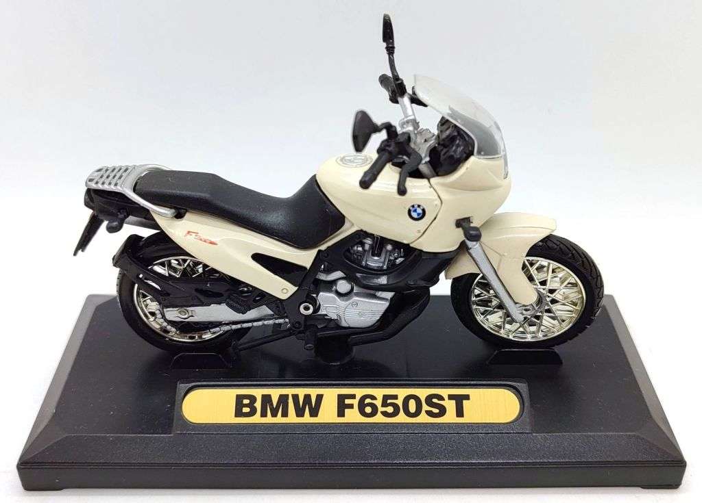 **Pre-Loved/With Baseplates/No Boxes** 1/18 MotorMax Motorcycle Scale Model Lot