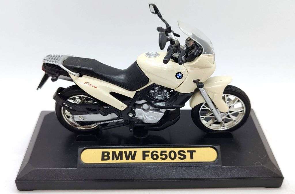 **Pre-Loved/With Baseplates/No Boxes** 1/18 MotorMax Motorcycle Scale Model Lot