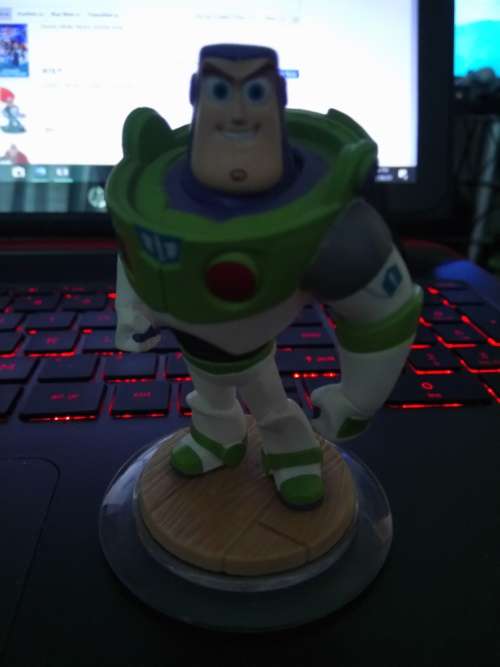 BUZZ LIGHTYEAR DISNEY INFINITY FIGURE