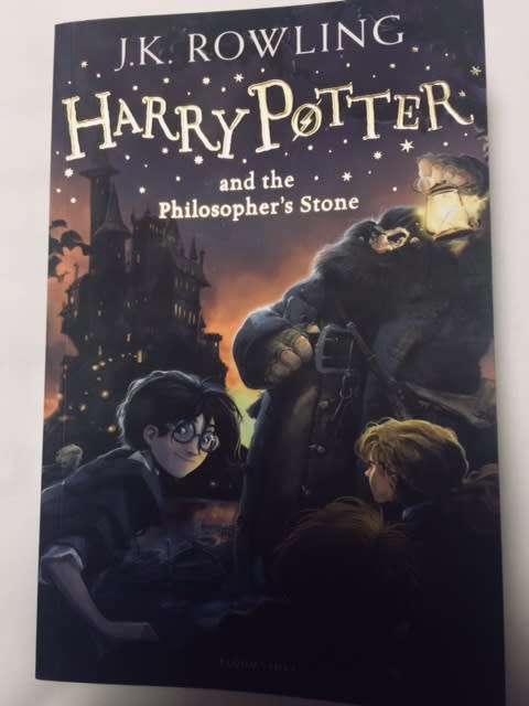 HARRY POTTER AND THE PHILOSOPHER'S STONE - JK ROWLING
