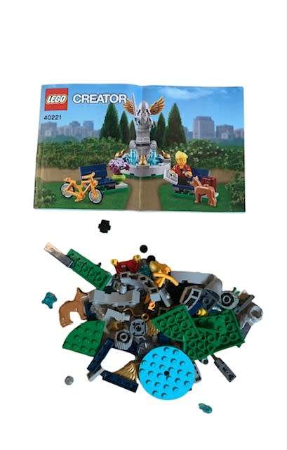LEGO - LEGO CREATOR #40221 - NO BOX - BOOKLET INCLUDED - PRE-OWNED