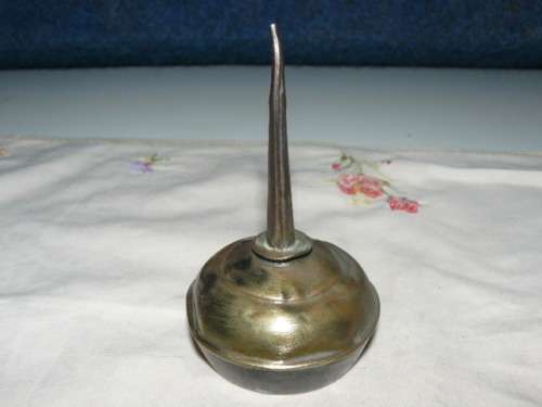 SMALL OIL CAN WITH BRASS SCREW OFF TOP