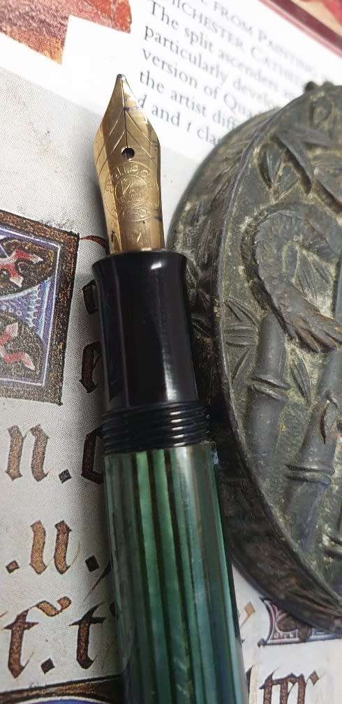 VINTAGE PELIKAN 400 FOUNTAIN PEN. 14CT GOLD NIB