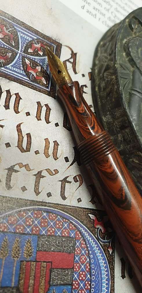 WATERMAN`S IDEAL NO52 RED RIPPLE FOUNTAIN PEN.14CT GOLD NIB