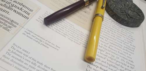 2 VINTAGE SHEAFFER FOUNTAIN PENS. 1 X 14CT GOLD NIB