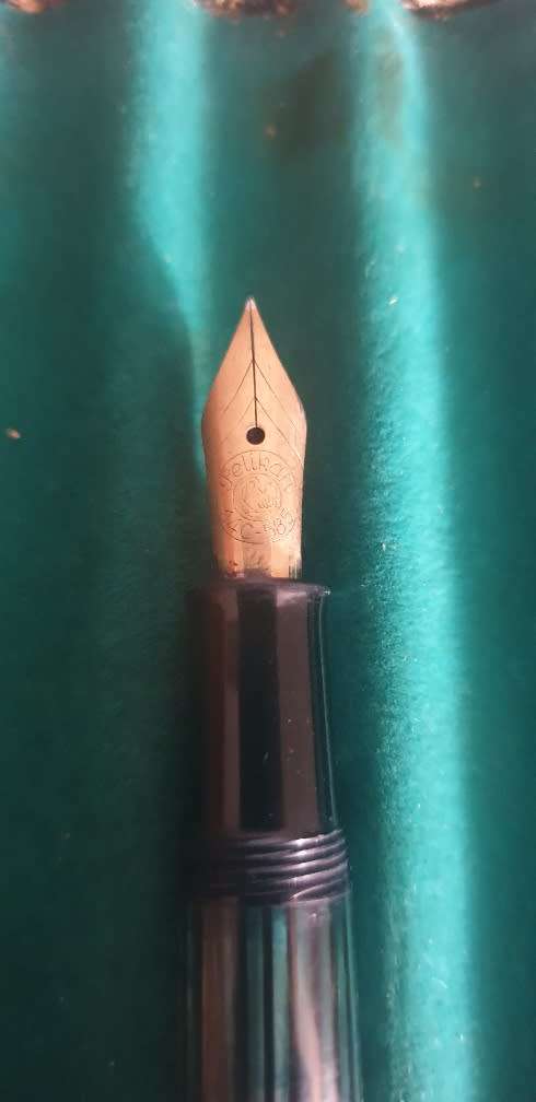 VINTAGE GREEN PELIKAN 400 FOUNTAIN PEN. 14CT GOLD NIB ( PLEASE READ DESCRIPTION )