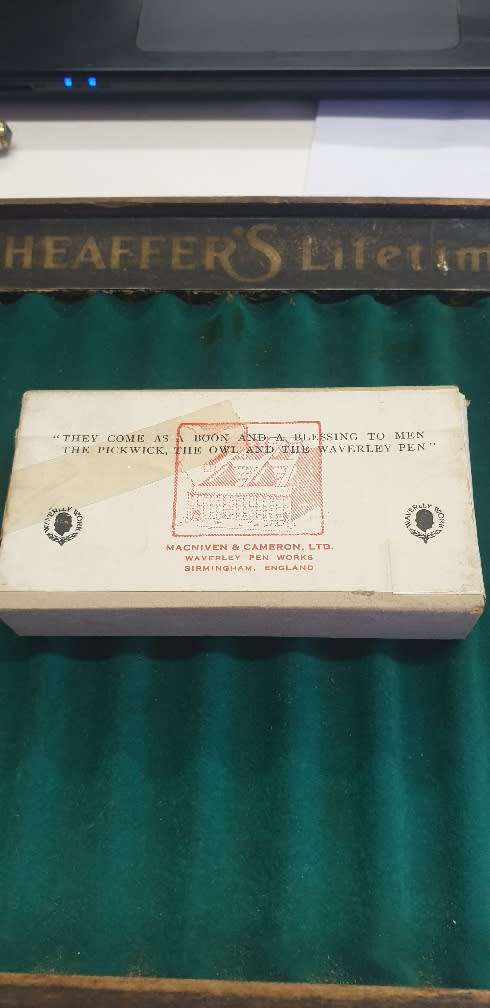 1 FULL PARKER INK & 2 BOXES FULL OF MIXED NIBS ( +- 200 )