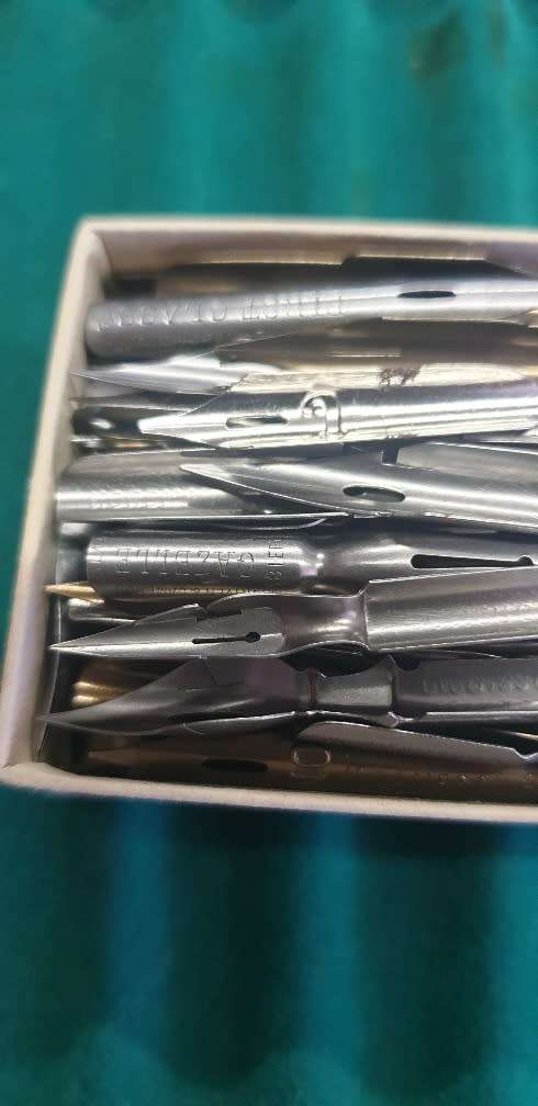 1 FULL PARKER INK & 2 BOXES FULL OF MIXED NIBS ( +- 200 )