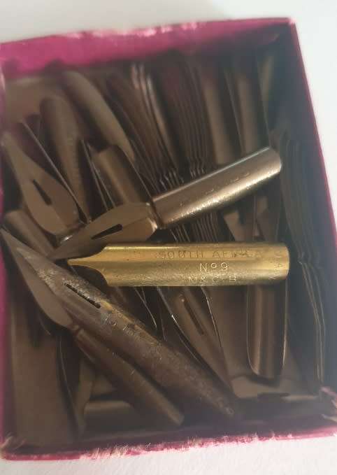 1 FULL PARKER INK & 2 BOXES FULL OF MIXED NIBS ( +- 200 )