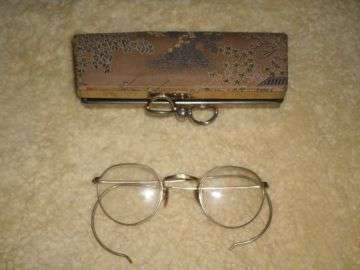 PAIR OF OLD READING GLASSES