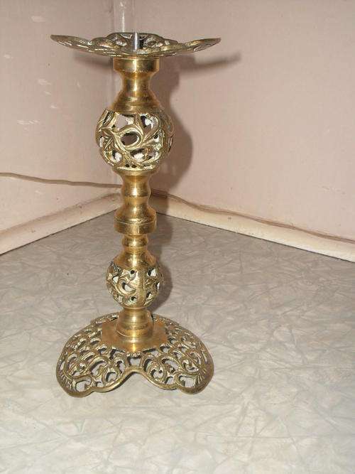 LOVELY BRASS CANDLE STICK. LOVELY DETAIL.