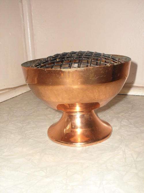 STUNNING COPPER FLOWER POT.