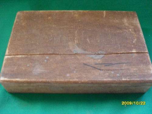 OLD VINTAGE CIGAR BOX.