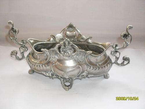 WOW!!! ABSOLUTE STUNNING DETAILED GRAVY BOAT (?). WOW!!!