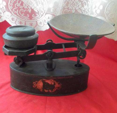 ANTIQUE CROCER SCALE WITH WEIGHTS