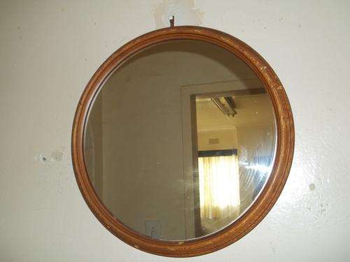 LOVELY ROUND MIRROR WITH OAK ? FRAME