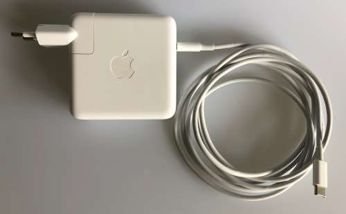 Apple MacBook Pro M1 (2020) 13-inch 256GB (plus protective hardshell and carry case)