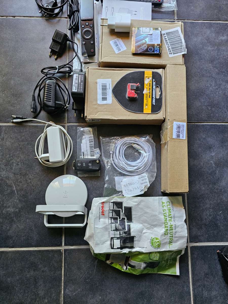 MIX OF LAPTOP AND CELL CHARGERS BONUS EXTRA`S CHEAP DEAL MONEY TO BE MADE!