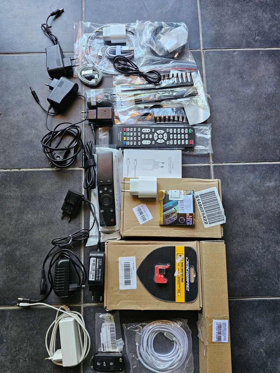 MIX OF LAPTOP AND CELL CHARGERS BONUS EXTRA`S CHEAP DEAL MONEY TO BE MADE!