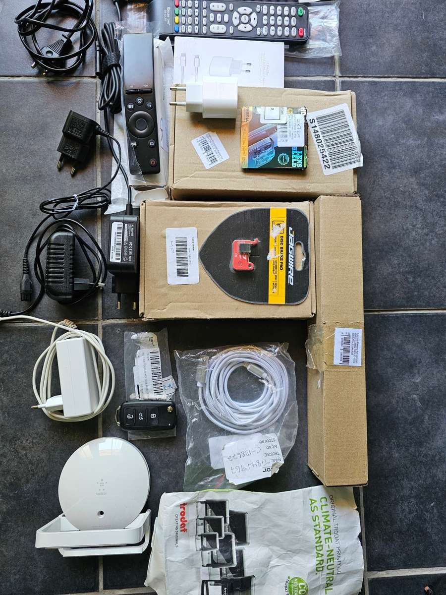 MIX OF LAPTOP AND CELL CHARGERS BONUS EXTRA`S CHEAP DEAL MONEY TO BE MADE!