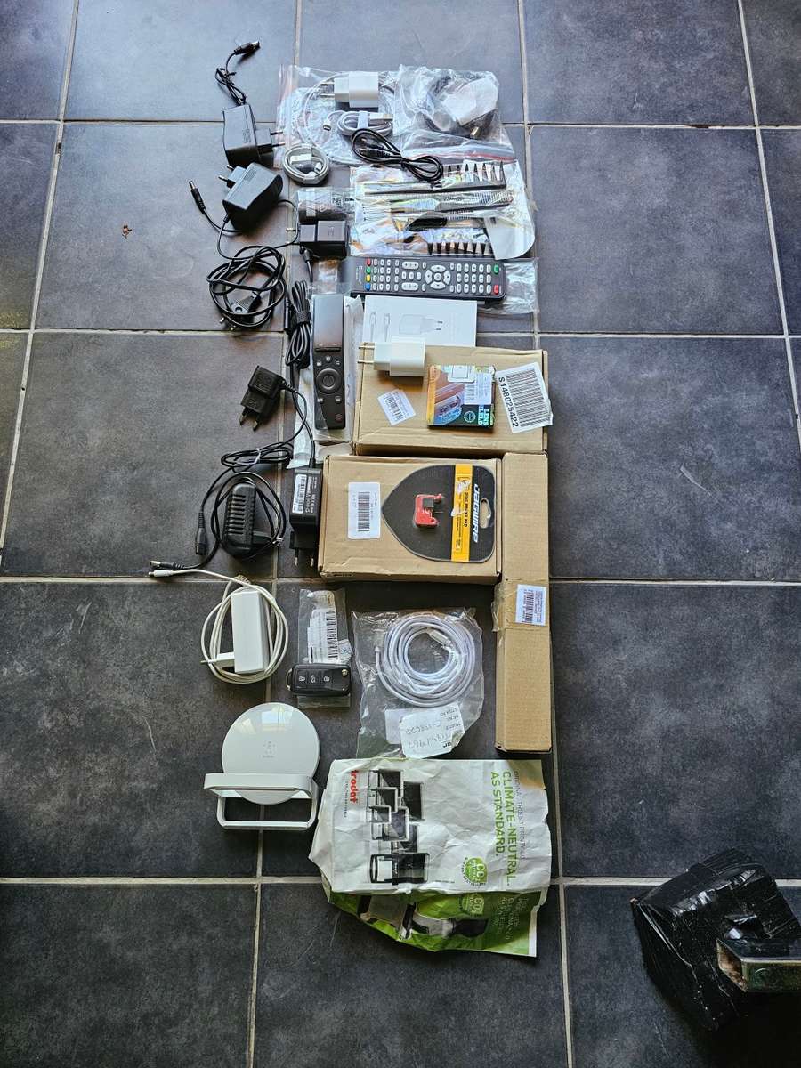 MIX OF LAPTOP AND CELL CHARGERS BONUS EXTRA`S CHEAP DEAL MONEY TO BE MADE!