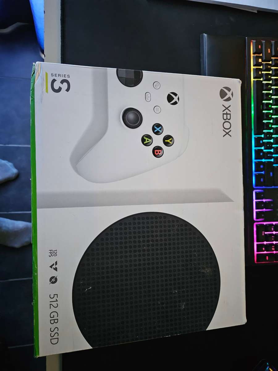 XBOX SERIES S FORTNIGHT EDITION 2 WEEKS OLD PERFECT CONDITION REMOTE HAS NEVER BEEN USED! BARGAIN!