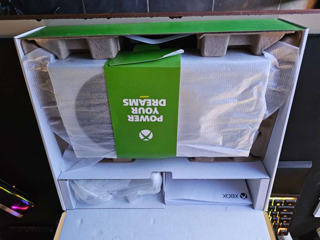 XBOX SERIES S FORTNIGHT EDITION 2 WEEKS OLD PERFECT CONDITION REMOTE HAS NEVER BEEN USED! BARGAIN!