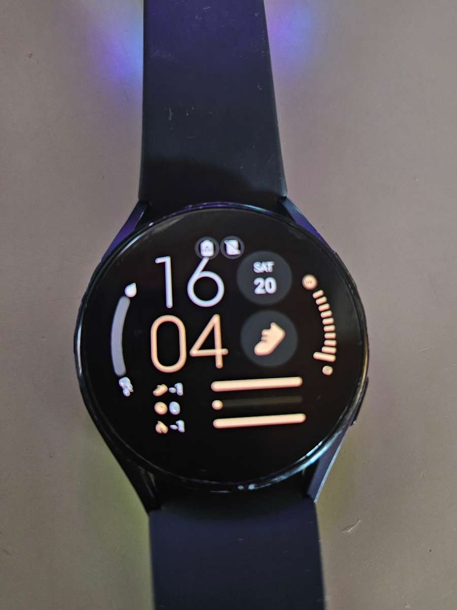 SAMSUNG WATCH 5 WITH CHARGER