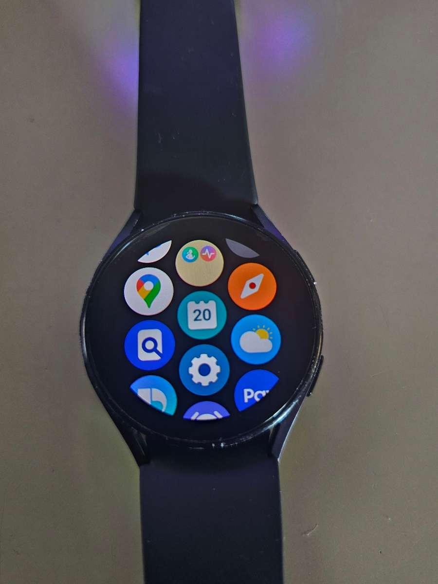 SAMSUNG WATCH 5 WITH CHARGER
