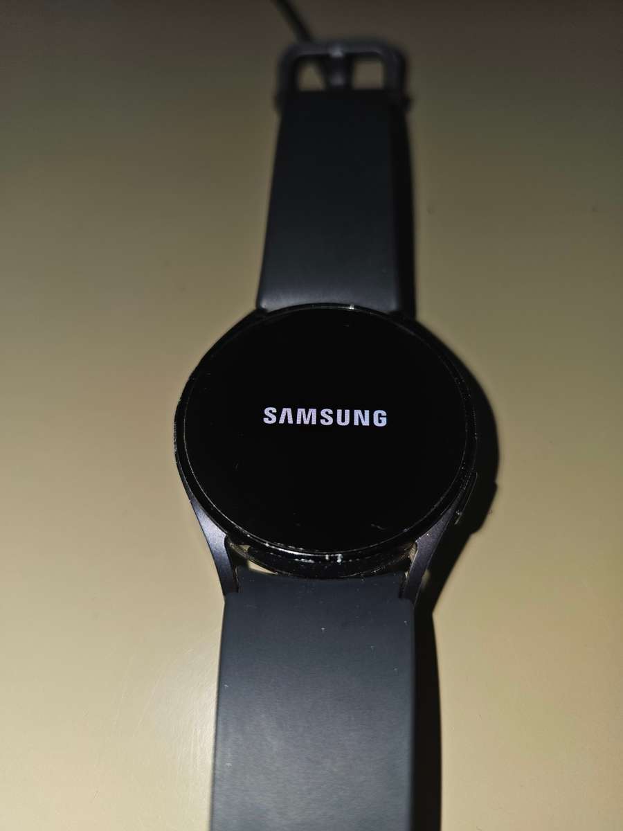 SAMSUNG WATCH 5 WITH CHARGER