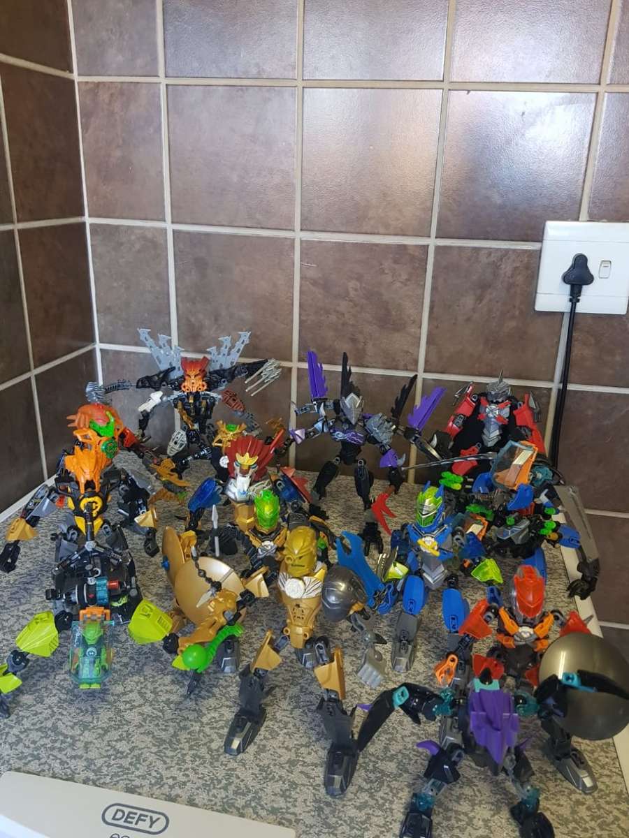 14 x LEGO "Hero Factory" Figures ++ Extra loose pieces