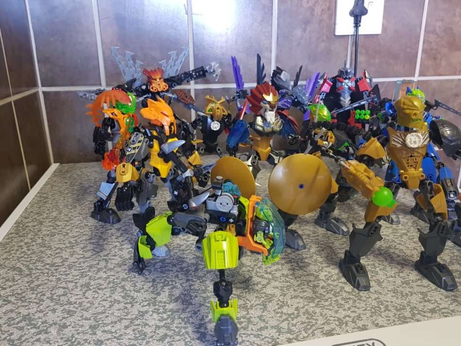 14 x LEGO "Hero Factory" Figures ++ Extra loose pieces