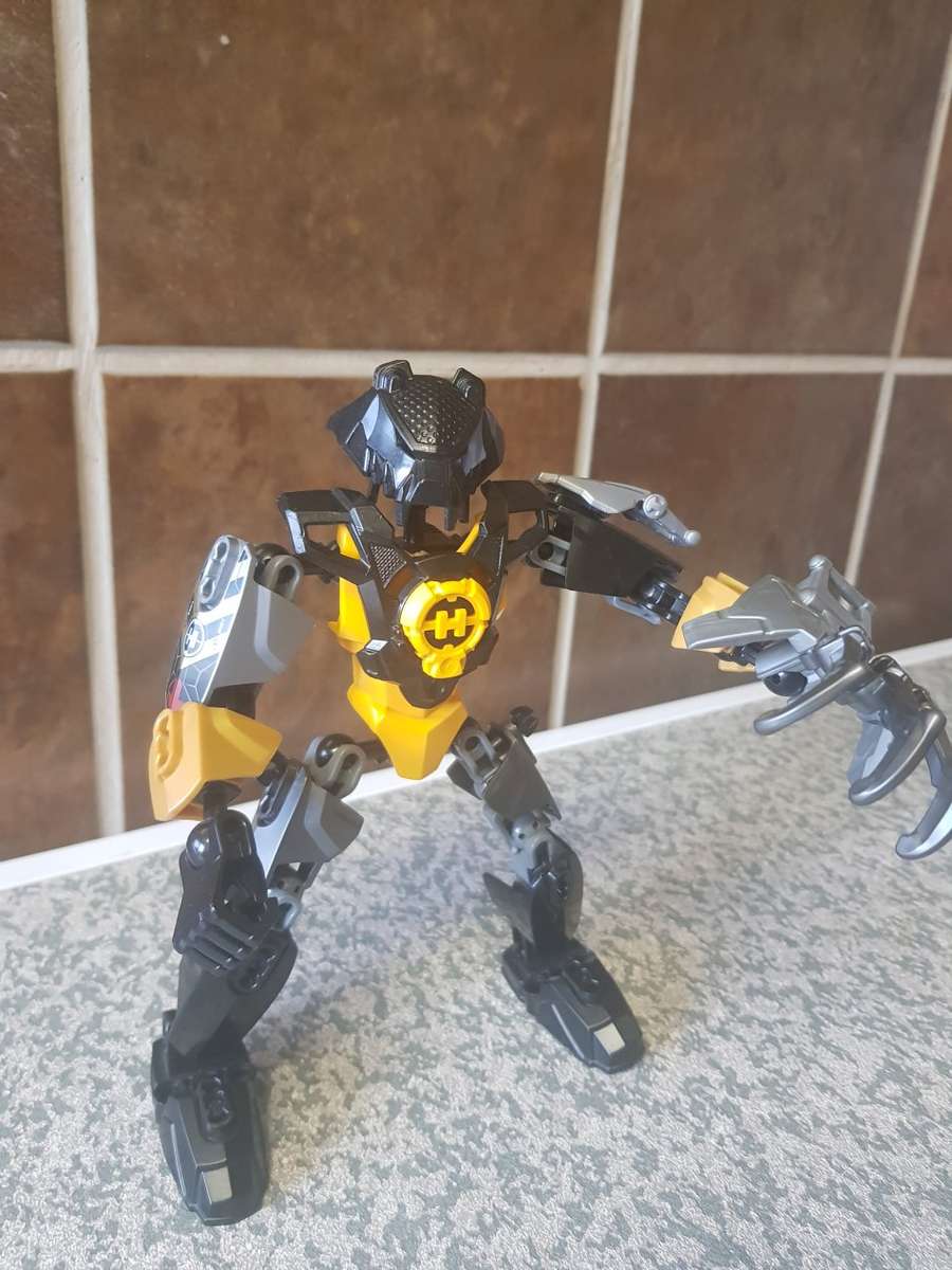 14 x LEGO "Hero Factory" Figures ++ Extra loose pieces