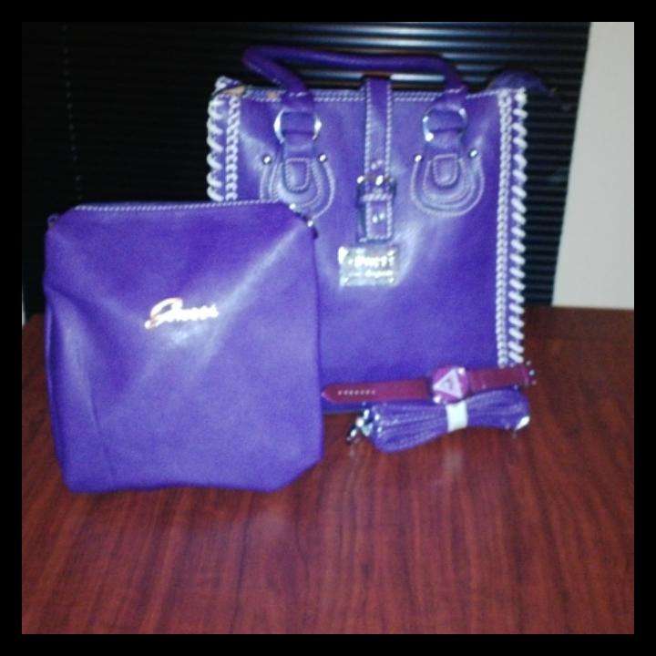 LADIES LEATHER GUESS HANDBAG SET**In Stock**Only Set Avail in this Colour**