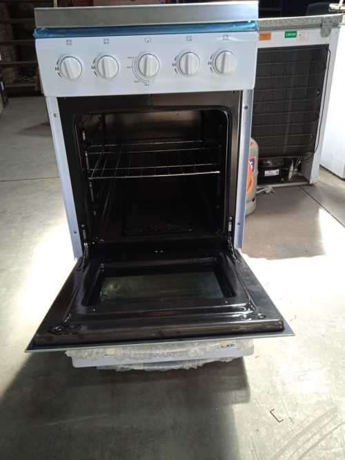 4 PLATE GAS STOVE AND GAS OVEN - SHOP SOILED - NOT BOXED
