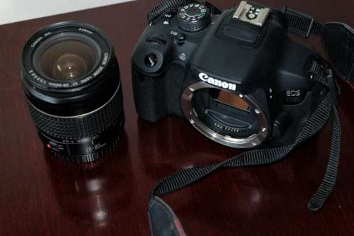 Canon EOS 700D DSLR with EF 28-80mm 1:3.5-5.6 II IN MINT CONDITION