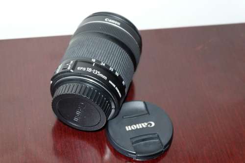 CANON LENS EF-S 18-135mm f 3.5-5.6 IS STM Lens IN MINT CONDITION