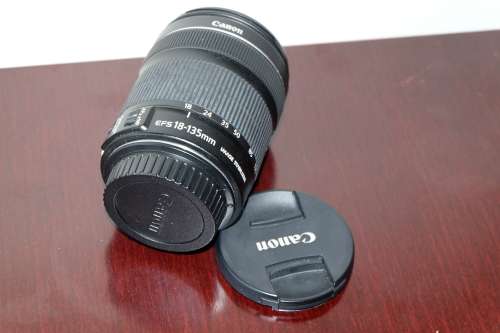 CANON LENS EF-S 18-135mm f 3.5-5.6 IS STM Lens IN MINT CONDITION