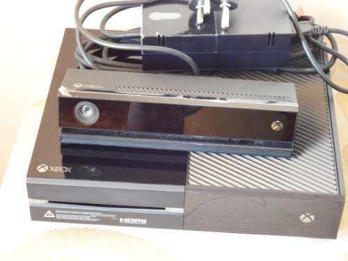 XBOX 1 CONSOL PLUS CAMERA AND TWO GAMES IN MINT CONDITION