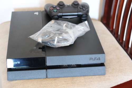 SONY PLAYSTATION 4 500GB BLACK WITH ONE GAME (THE LAST OF US)