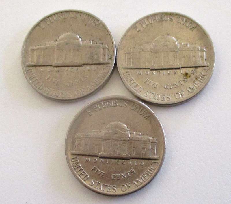 A 5 DOLLAR AMERICAN BANKNOTE AND A LOT OF AMERICAN COINS