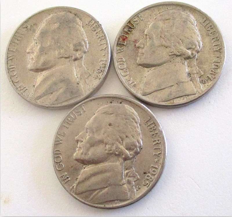 A 5 DOLLAR AMERICAN BANKNOTE AND A LOT OF AMERICAN COINS