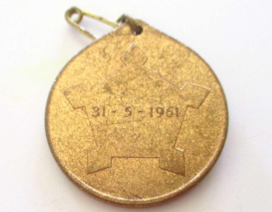 A LOT OF COMMEMORATIVE COINS AND MEDALLIONS AND A SPOON MADE FROM A 1942 COIN